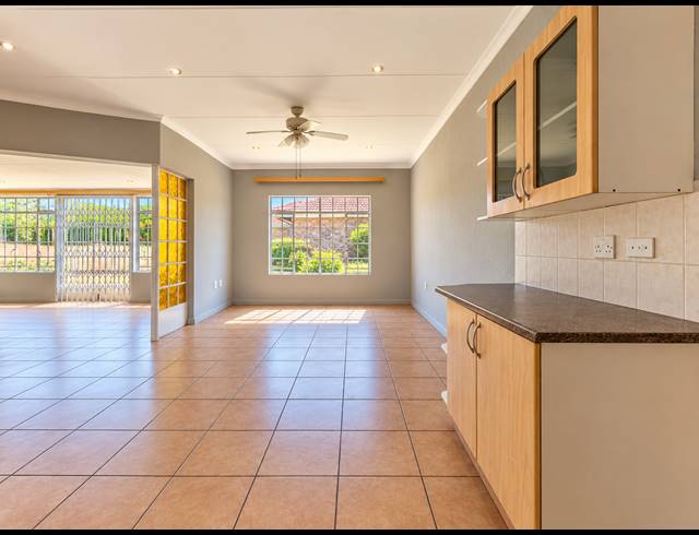 2 BEDROOM RETIREMENT UNIT FOR SALE IN THREE RIVERS EAST